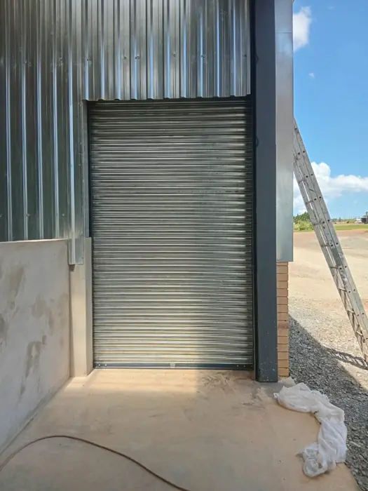 Narrow roller shutter door